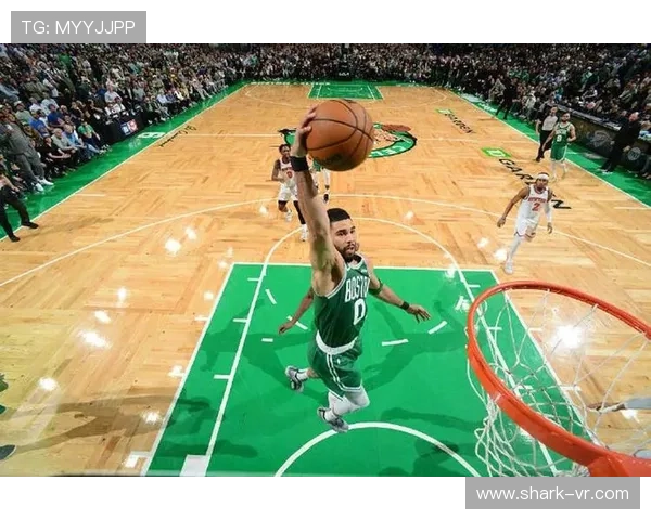 布朗无球跑动拉开空位，关键时刻比塔图姆更稳定